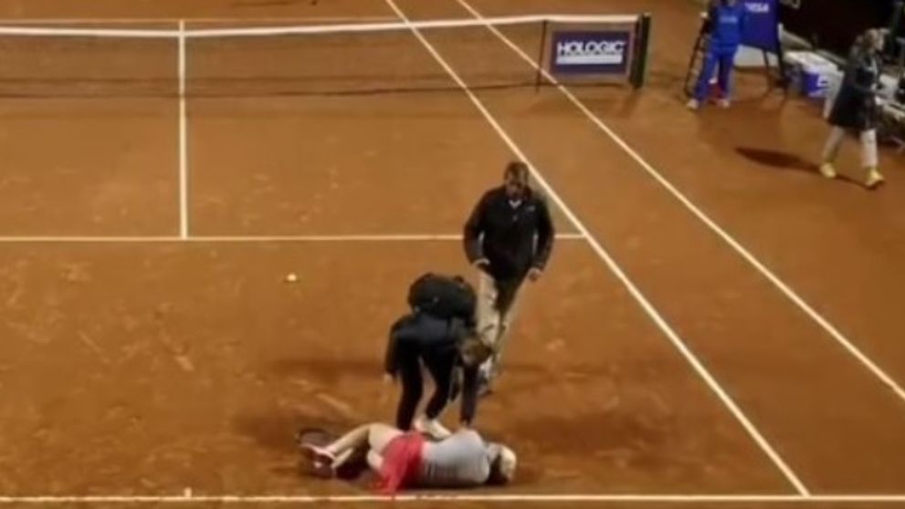 VIDEO- Momentul în care o jucătoare de tenis leșină pe zgură. Sportiva, care este prietena Emmei Răducanu, a fost scoasă de pe teren în scaun cu rotile