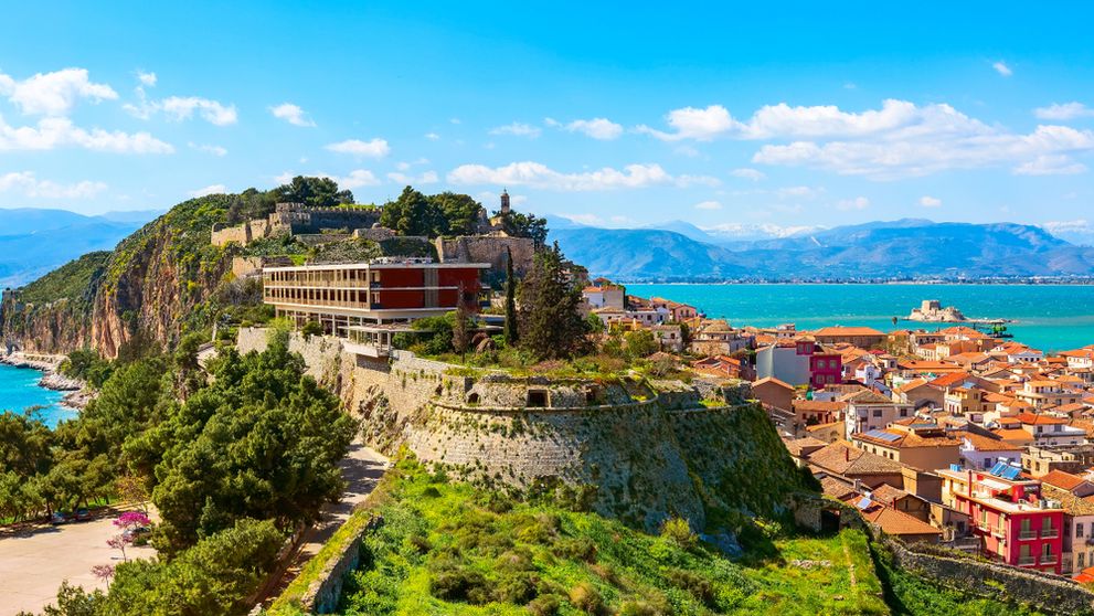 Nafplio, orașul de poveste din Grecia aflat la aproximativ 1.200 km de România. Are plaje superbe și cetăți spectaculoase