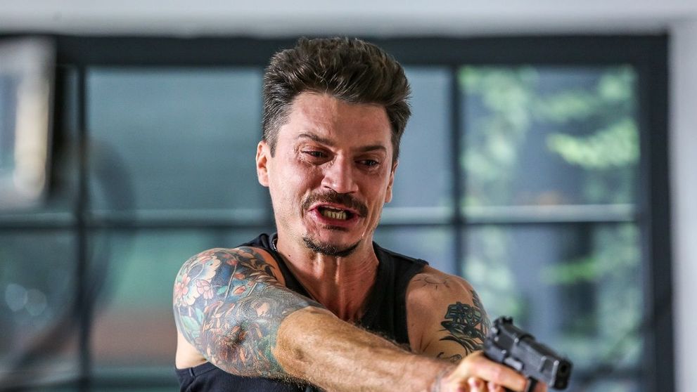 Leo are din ce în ce mai des viziuni cu Adrian, care îl întreabă: De ce m-ai omorât, de ce?!”