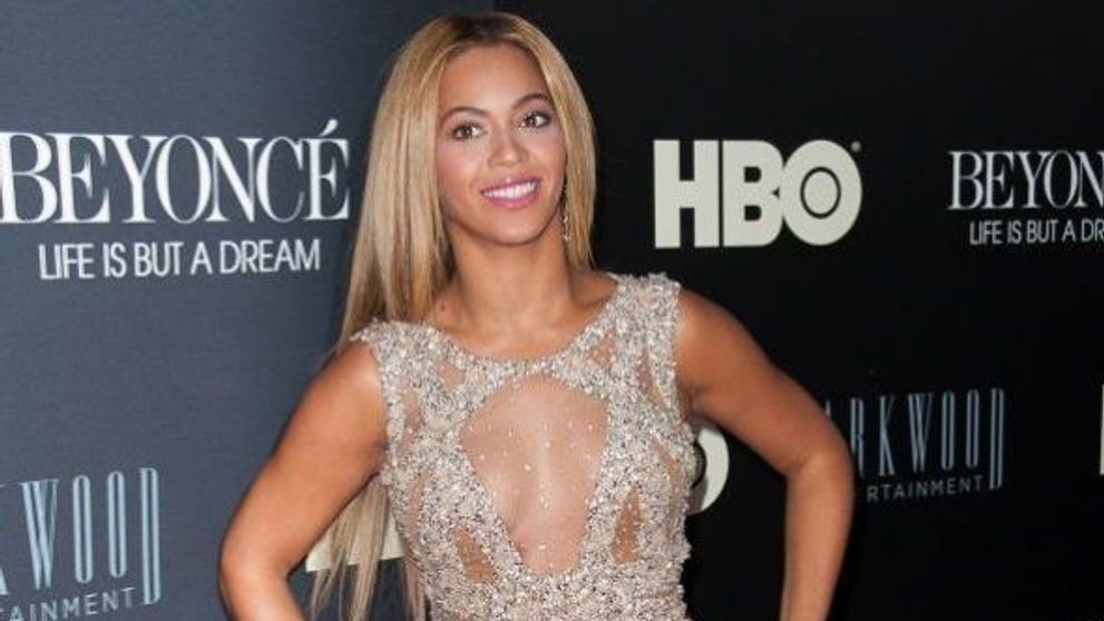 Beyonce, aparitie sexy la un eveniment monden. Motivul pentru care nimeni nu si-a putut lua ochii de la rochia ei: FOTO