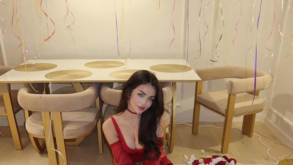 Chiar dacă încearcă să îl țină ascuns de ochii lumii, Andreea Bostănică a fost dată de gol! Influencerița a fost surprinsă cu iubitul milionar într-un club din Capitală