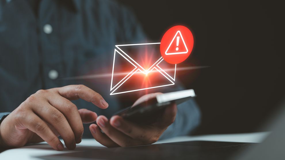 Înșelătoria cu amenda rutieră a revenit! Românii primesc SMS-uri false care îi pot lăsa fără bani pe card