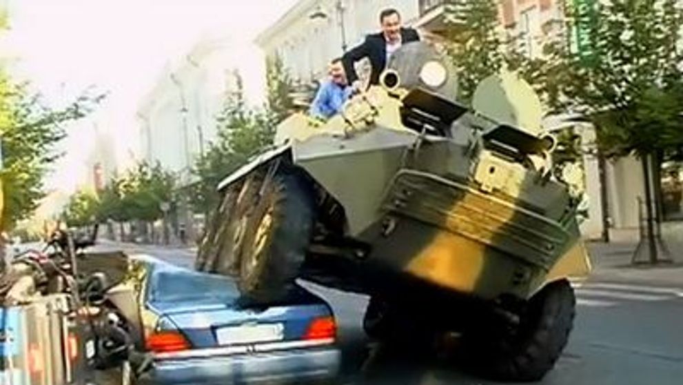 Primarul care rezolva problema parcarii ilegale cu TANCUL. Vezi cum face praf un Mercedes. VIDEO