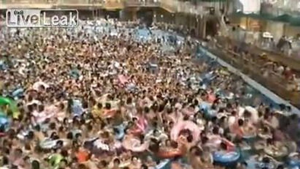 Cel mai aglomerat strand din lume: Mii de oameni fac valuri intr-o piscina in acelasi timp: Uite ce se intampla: VIDEO