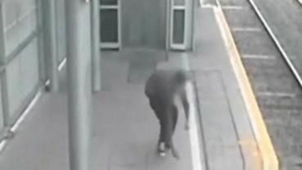 VIDEO / E norocos ca inca mai traieste. Vezi ce a facut un pusti iresponsabil: