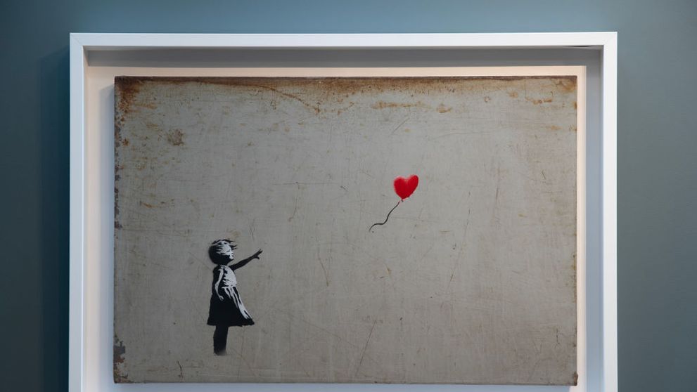 În sfârșit, demascat! Cine este controversatul artist Banksy și modul genial în care s-a ascuns până acum