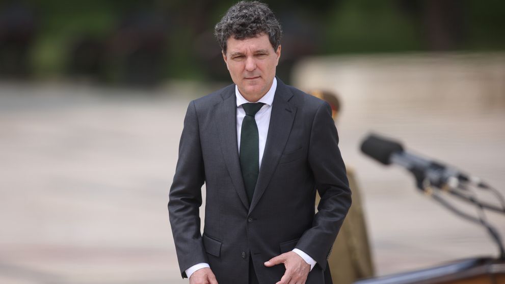 Nicușor Dan, surprins în avion! Unde a zburat azi-noapte cu o cursă low cost. Președintele României și-a luat și fetița cu el: „Este normalitate. Este bun simț”