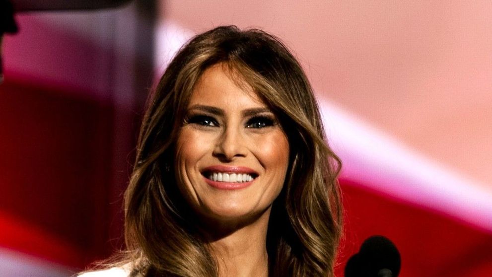 Imaginea cu Melania Trump care face senzație pe net. Cum a ieșit la … sapă Prima Doamnă a Americii
