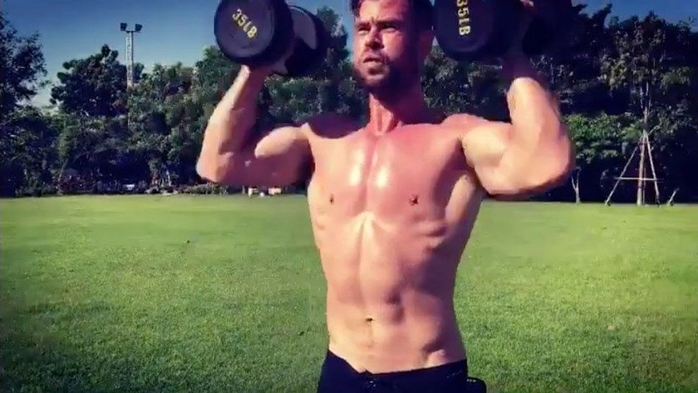 Chris Hemsworth, antrenament atât de intens încât ”i-a luat foc tricoul”