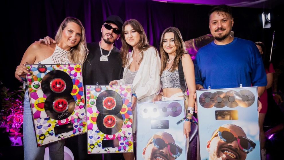 J Balvin a primit Discul de Platină pentru vânzările albumelor „Jose” și „Colores” în România