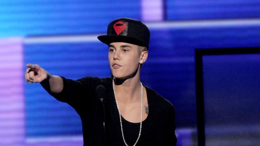 Justin Bieber, amenintat cu inchisoarea. Ce a facut cantaretul incat sa il scoata din minti pe unul dintre vecinii sai