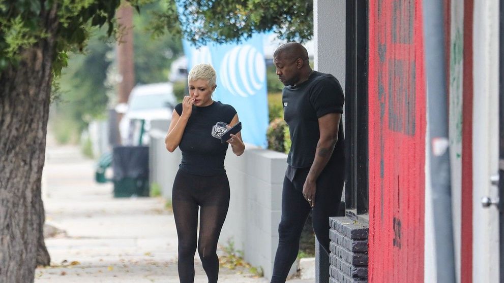 Kanye West și soția sa continuă seria aparițiilor bizare! Bianca Censori, desculță pe stradă și cu dresurile rupte