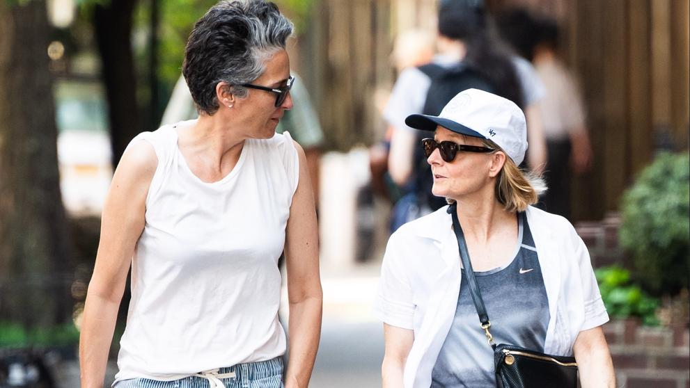 Jodie Foster a stârnit îngrijorare printre fani după o apariție rară alături de soția sa, pe străzile din New York. Cum au surprins-o paparazzii