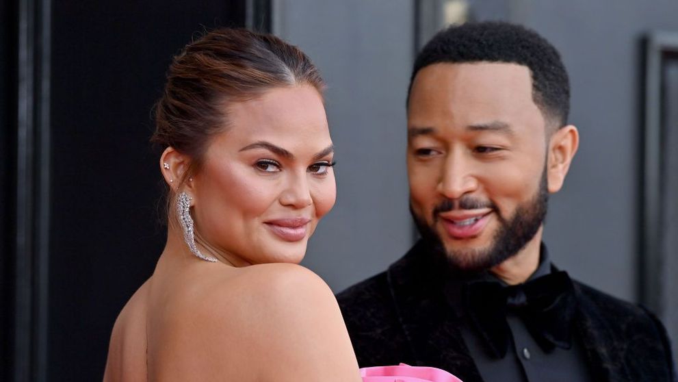 Chrissy Teigen a pozat nud în fața oglinzii. Detaliul de pe corpul modelului care a atras atenția