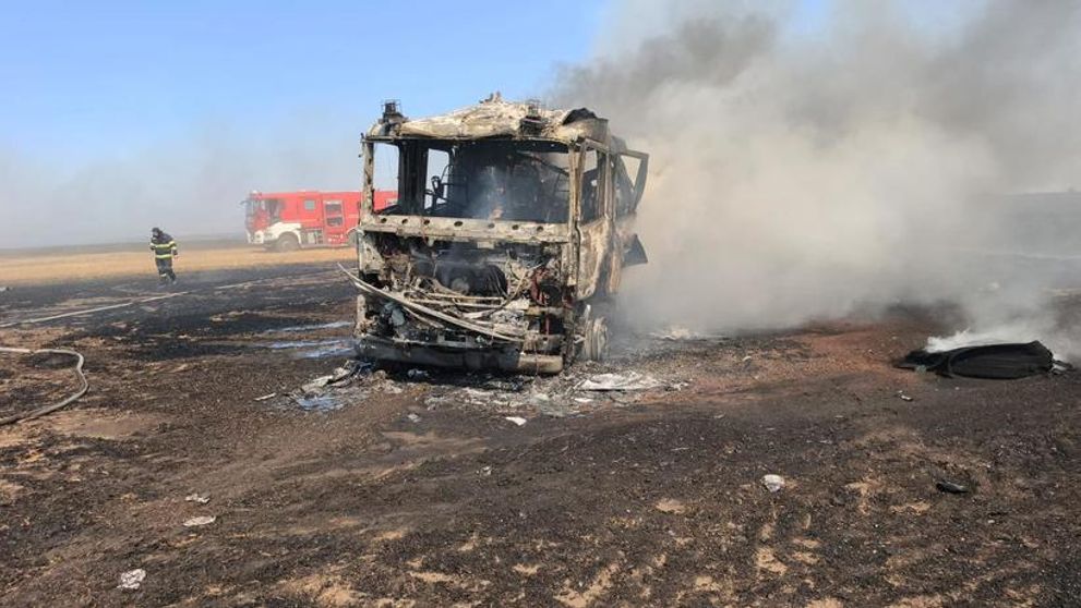 O maşină de pompieri a ars ca o torță în timp ce se deplasa spre lichidarea unui incendiu