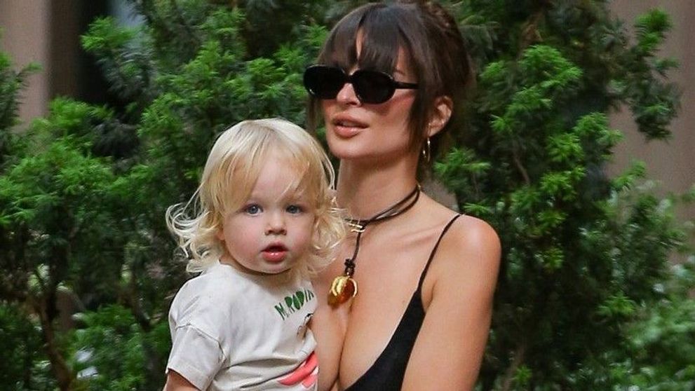 Bărbații nu se pot abține să se uite chiar și când e cu copilul în brațe! Emily Ratajkowski, apariție de senzație