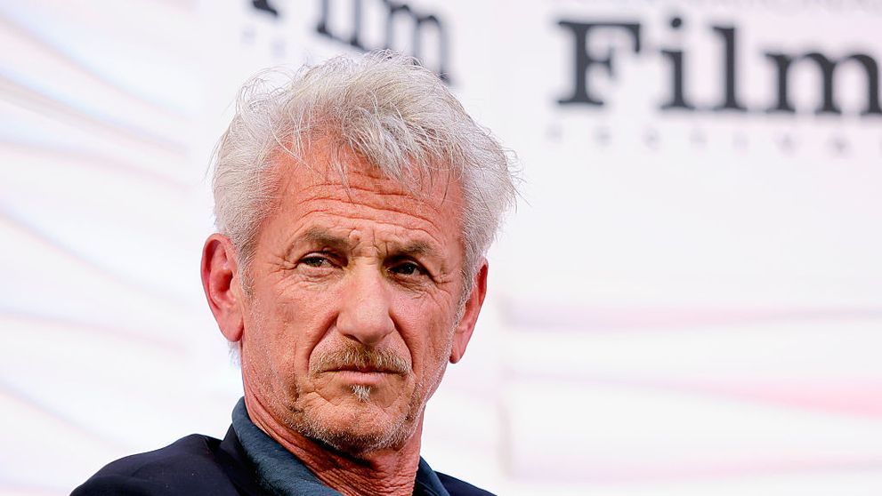 Cum a fost surprins Sean Penn pe peronul unei gări după ce a lipsit de la Premiile Oscar