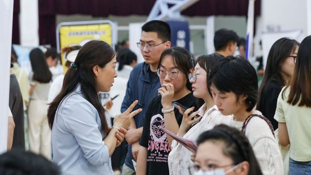 Tinerii din China sunt plătiți de părinții lor să stea acasă. Cum explică specialiștii fenomenul