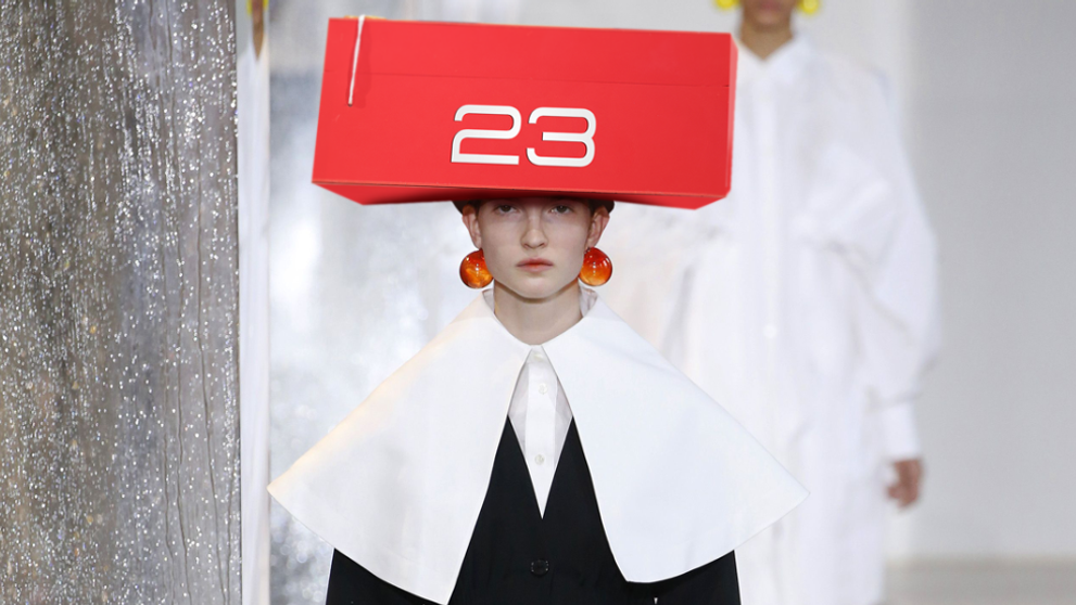 Febra cutiilor roșii, lansată de un designer român necunoscut, ar fi cuprins întreaga țară. Se vorbește de un nou trend