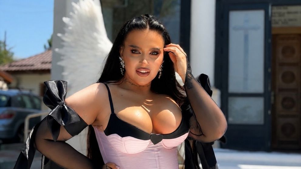 Oana Radu a fost nașă de botez, dar fanii au luat foc când i-au văzut rochia: “Vai, Doamne, mergi la club sau la biserică?”