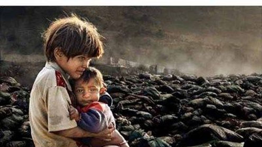 Doi copii imbratisati, imaginea castigatoare la 