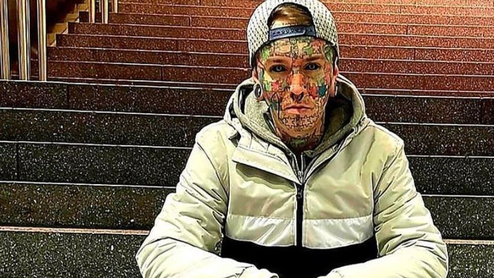 A cheltuit 15.000 de euro pentru un look înfricoșător. Tânărul și-a tatuat fața și și-a despicat limba