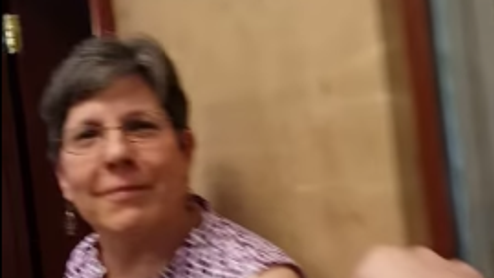 Milioane de oameni au vazut aceste imagini. Ce a facut o tanara timp de un an de zile, fara ca mama ei sa stie