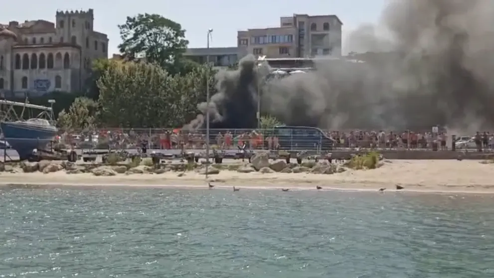 Incendiu în zona plajei din Constanța: două mașini distruse și un bărbat rănit VIDEO