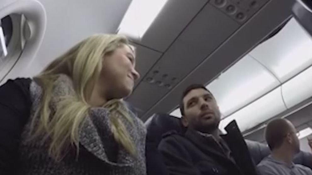 Calatoria cu avionul s-a dovedit o adevarata provocare pentru sotii din imagine. Ce i-a anuntat pilotul
