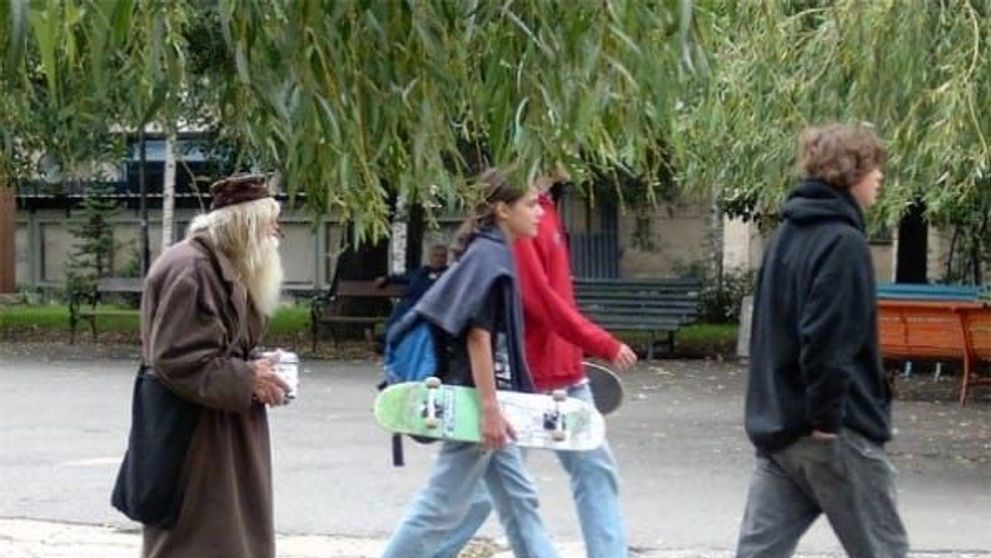 Pare un cersetor ca oricare altul, dar povestea lui e incredibila. Motivul pentru care un batran e considerat 