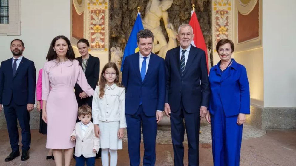 Cât costă pantofii purtați în Austria de Aheea, fiica lui Nicușor Dan. Suma ar fi una uriașă