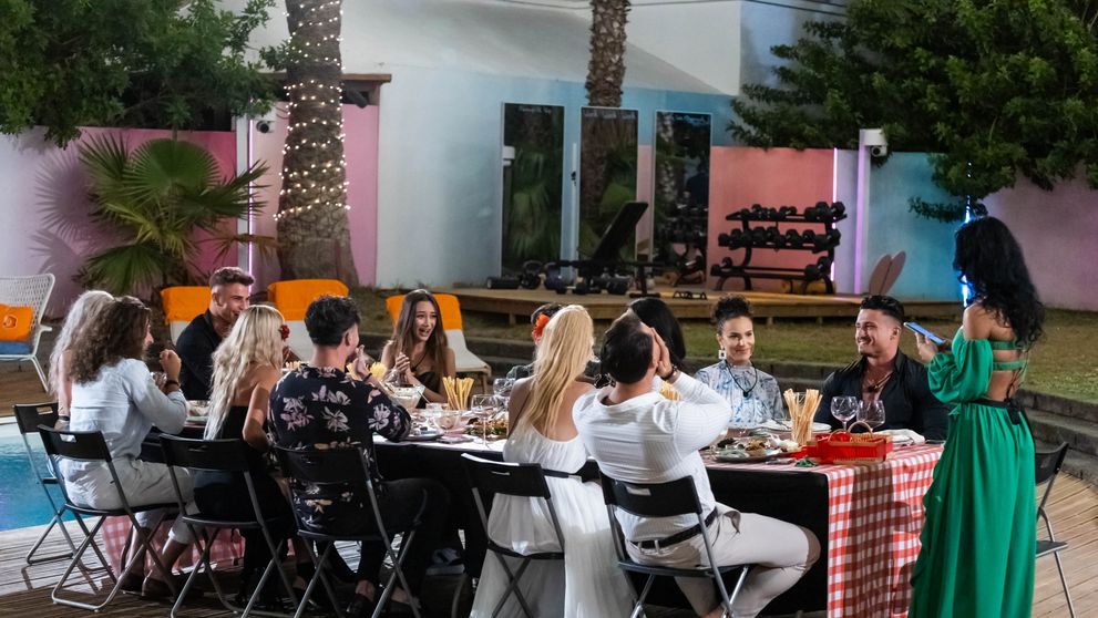 Love Island, 30 octombrie 2023. Alexandra, bombshell-ul suprem, destramă un cuplu pentru 12 ore. Cine este băiatul cu care își va petrece noaptea
