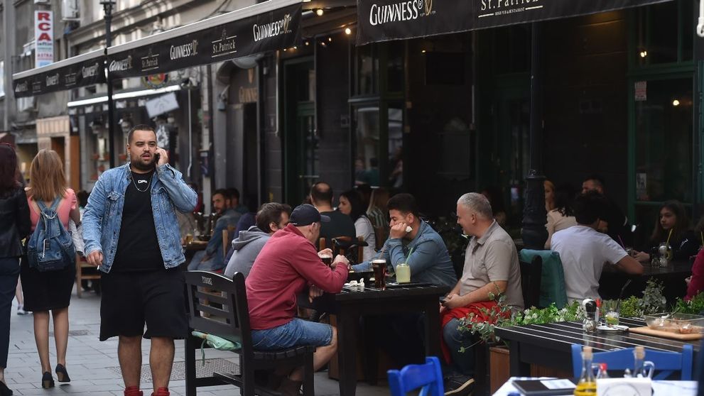 Restricții aprobate în București: masca este obligatorie în aer liber, iar restaurantele se închid