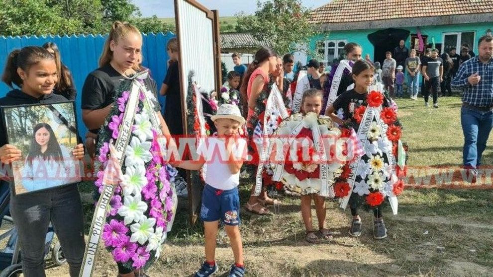 Alina, tânăra ucisă de prietena sa din copilărie, a fost înmormântată în rochie de mireasă