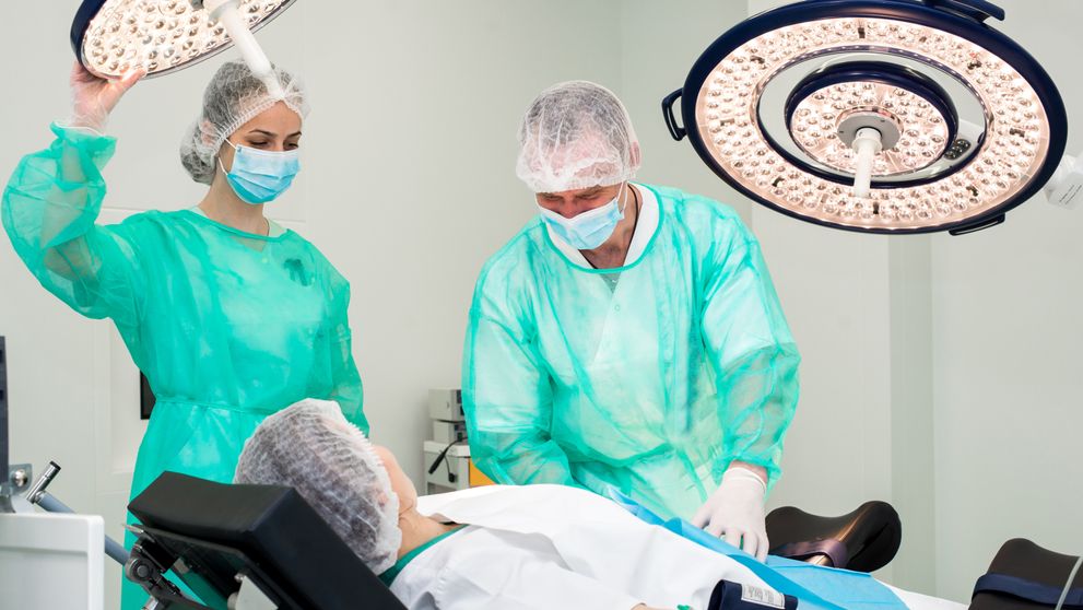 Câți bani iau în mână, de fapt, medicii și asistenții din România. Salariile nete care pot depăși 20.000 de lei