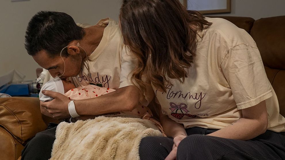 „Mi-a plăcut cât timp am fost aici”. Influencerul care și-a anunțat moartea la 30 de ani, după 5 ani de luptă cu cancerul, și-a ținut fiica în brațe doar cinci săptămâni