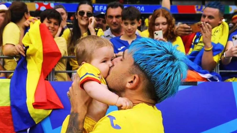 Andrei Rațiu, adulat de milioane de suporteri! Fotografia în care își sărută bebelușul după ce România s-a calificat în optimile Euro 2024 a topit inimile tuturor: „Prezentul și viitorul sau cel mai fericit tătic!”