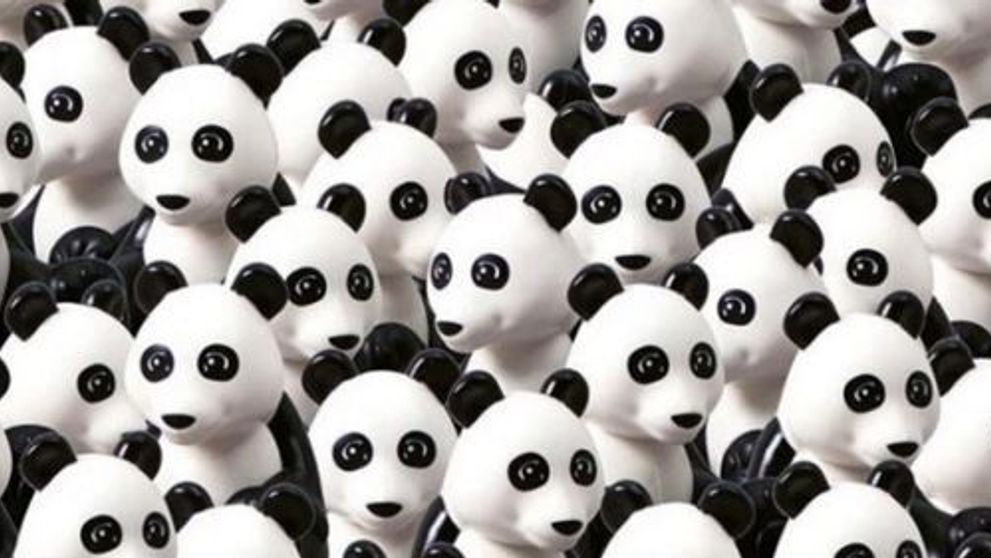 In aceasta multime de ursi panda se ascunde un intrus. Tu vezi unde este cainele din Lego?