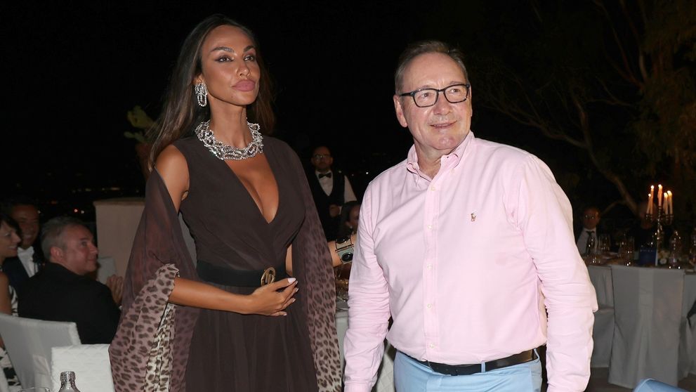 În prag de faliment și expulzat de la Hollywood, Kevin Spacey a fost fotografiat recent la o gală din Italia! Cum a reacționat actorul când a cunoscut-o pe Mădălina Ghenea la eveniment
