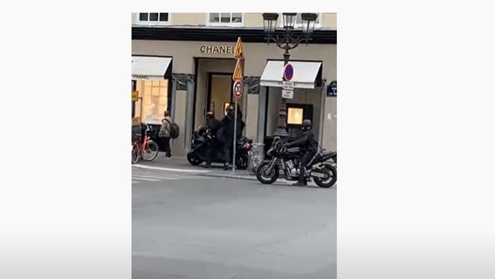 Jaf armat de milioane de euro la un magazin Chanel din Paris. Totul a fost filmat
