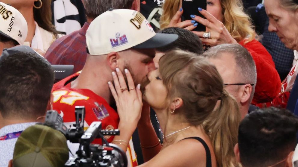 Taylor Swift i-a eclipsat pe toți jucătorii la finala Super Bowl. Dezlănțuită în tribune și pasională în brațele iubitului