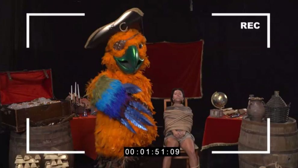 Papagalul se întoarce la Masked Singer România și ia ostatic unul dintre detectivi