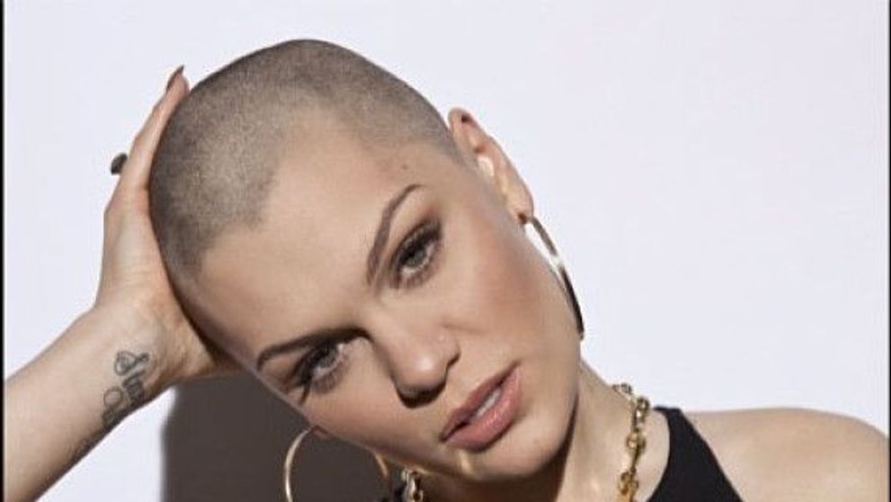 Dupa ce s-a ras in cap, Jessie J pare arata perfect cu o noua culoare a parului. Cantareata s-a pozat in vacanta in costum de baie si arata mai mult decat senzational
