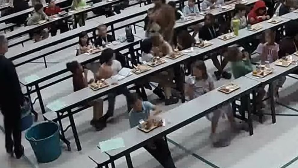 Momentul în care un băiețel de 8 ani își salvează colegul de clasă. Acesta se înecase cu un strugure - VIDEO