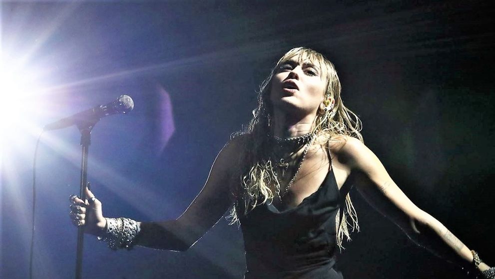 Miley Cyrus, de mână cu iubita la scurt timp după despărțirea de Liam Hemsworth