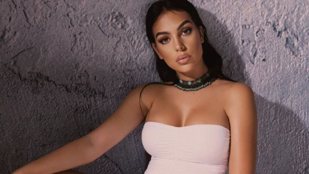 Cum se bronzează Georgina Rodriguez pe iaht. Apariția într-un bikini aproape inexistent i-a frapat pe fani