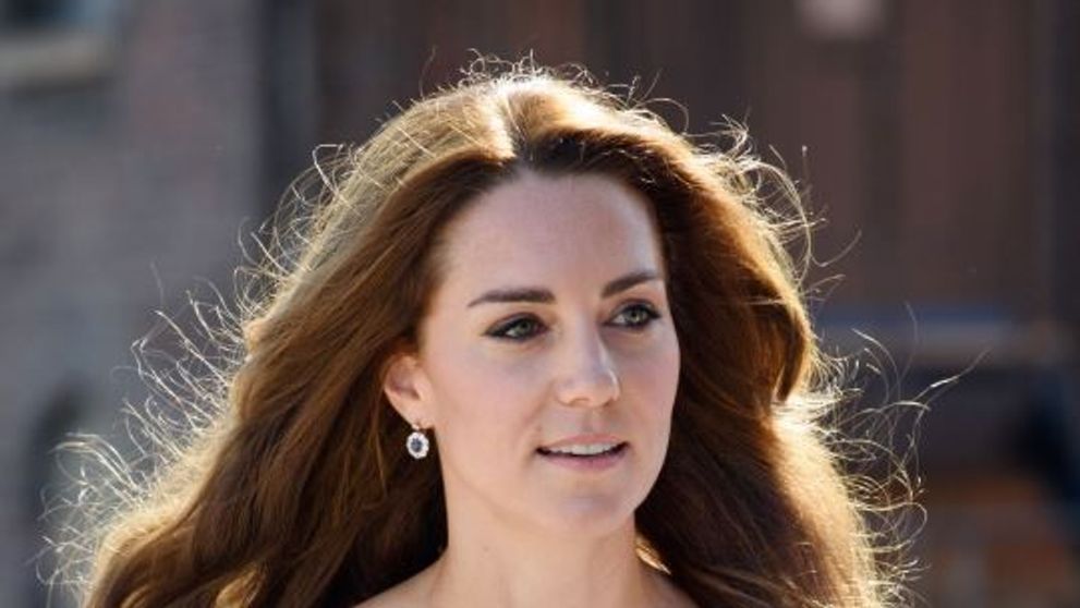 Ducesa de Cambridge, superba intr-o rochie scurta, in timpul unei vizite oficiale