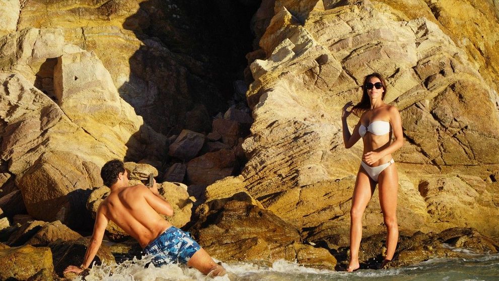 Fosta Miss Universe, spectacol la plajă alături de partenerul ei. Cei doi au fost fotografiați în St Barth