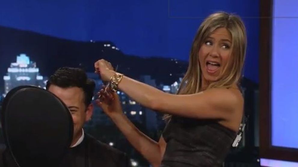 Talentul neasteptat al lui Jennifer Aniston. S-a jucat de-a frizerita in direct la TV: VIDEO