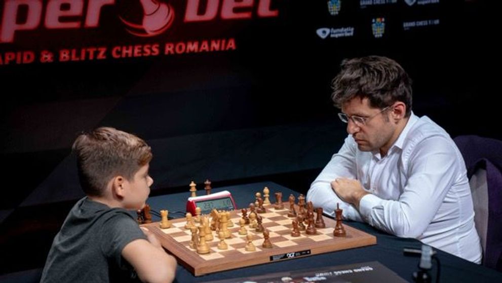 Garry Kasparov ține o lecție de șah pentru copii, în deschiderea turneului de șah Superbet Chess Classic Romania 2021